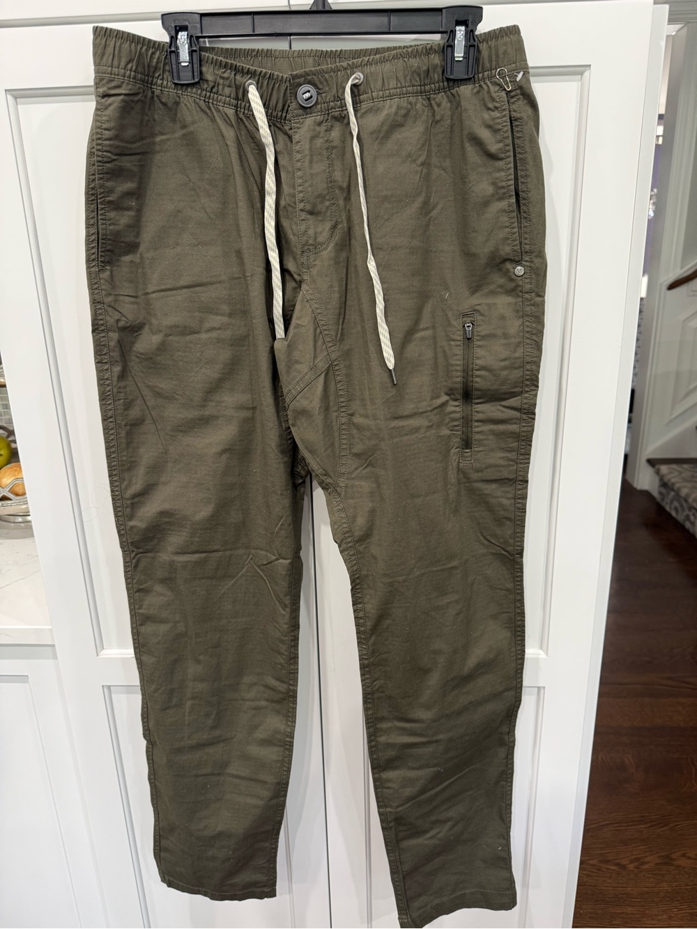 Vuori NEW Men’s Size Large Barren Explorer Pant Classic Fit 30" color kale - Picture 7 of 9
